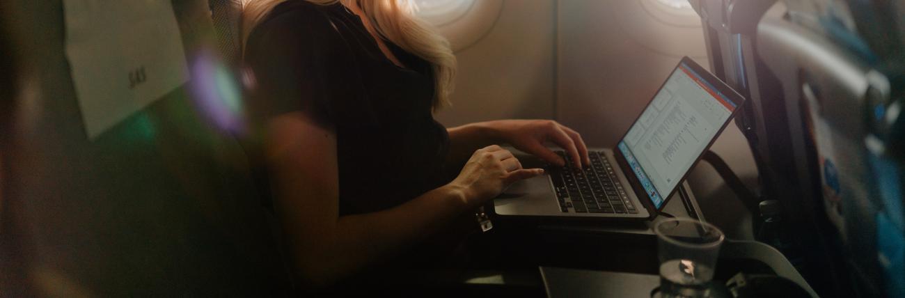 Kvindelig rejsende bruger WiFi om bord