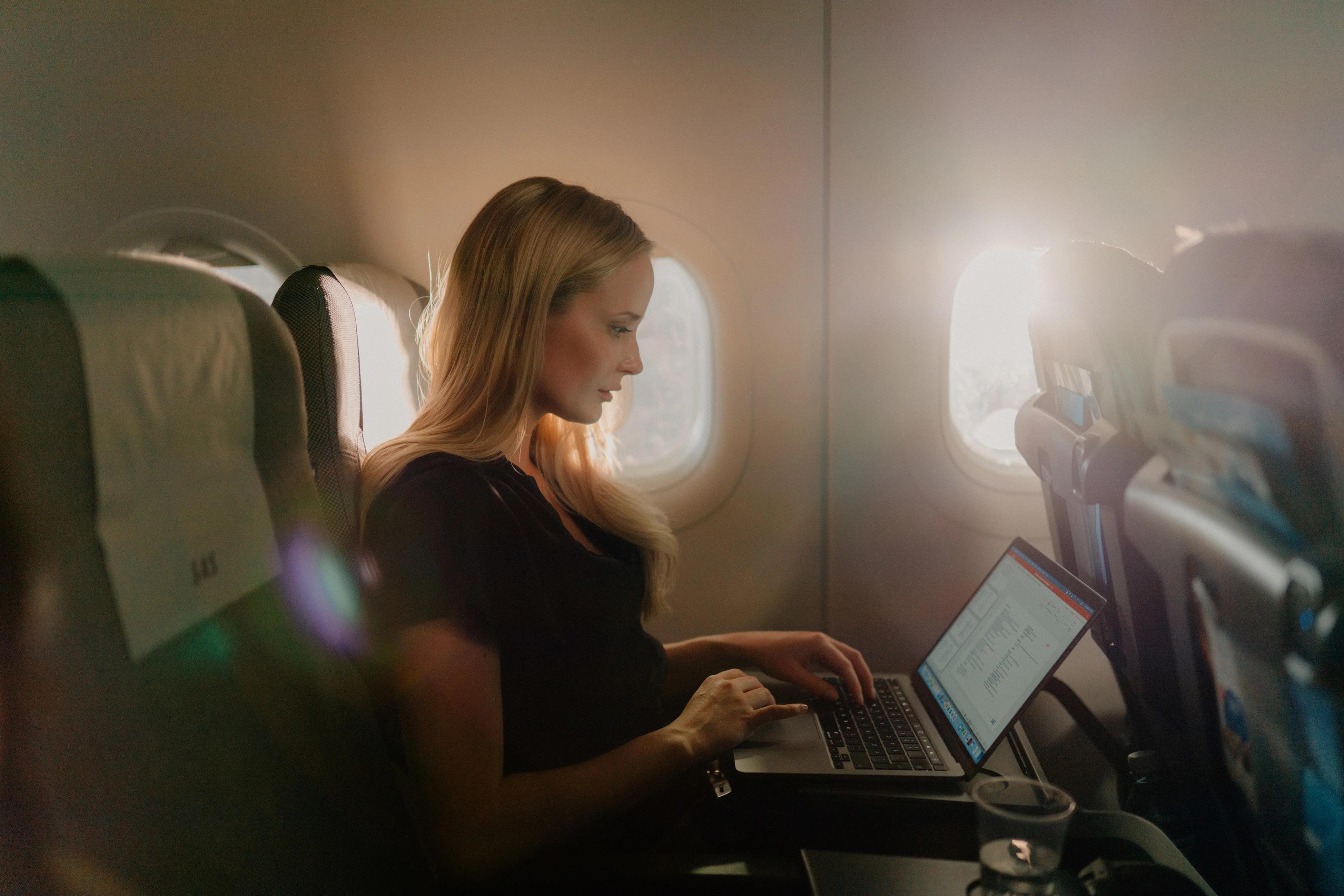Kvindelig rejsende bruger WiFi om bord